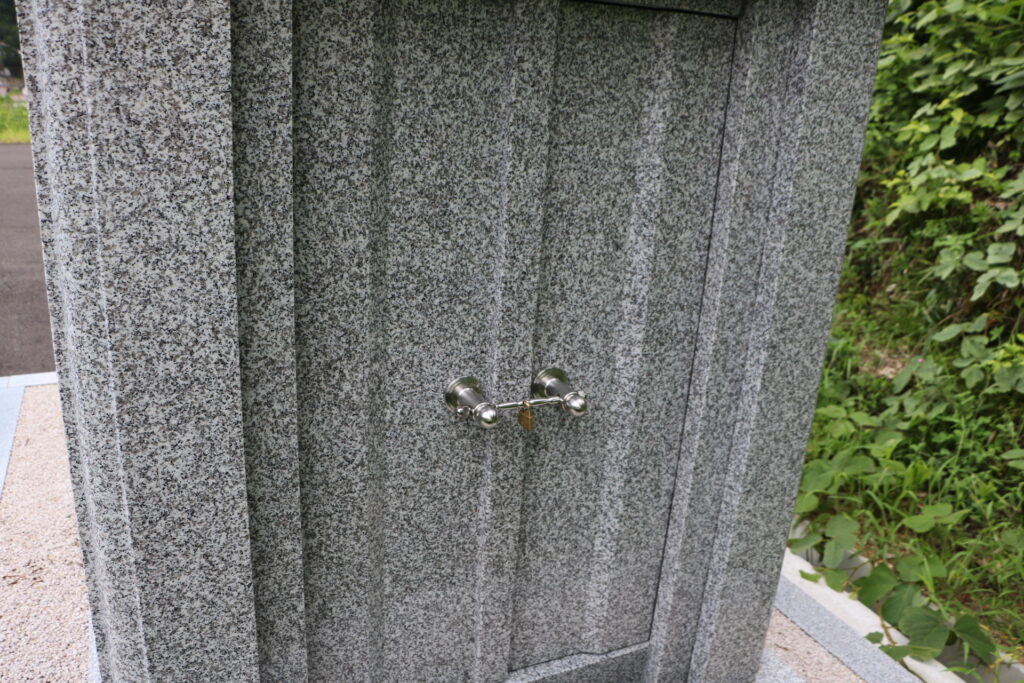 納骨所の扉
