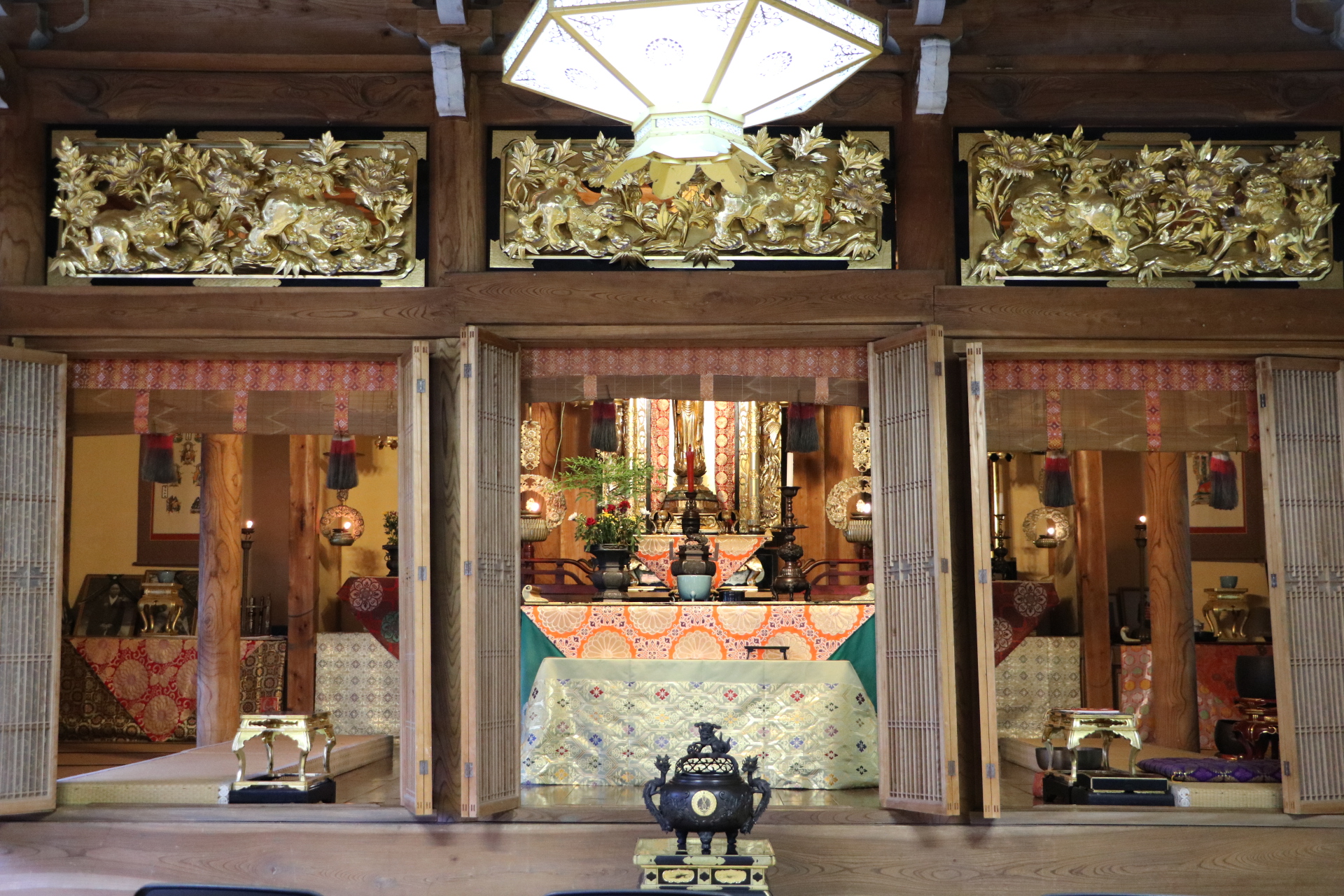 法泉寺本堂の内陣　ご本尊を安置する宮殿と荘厳