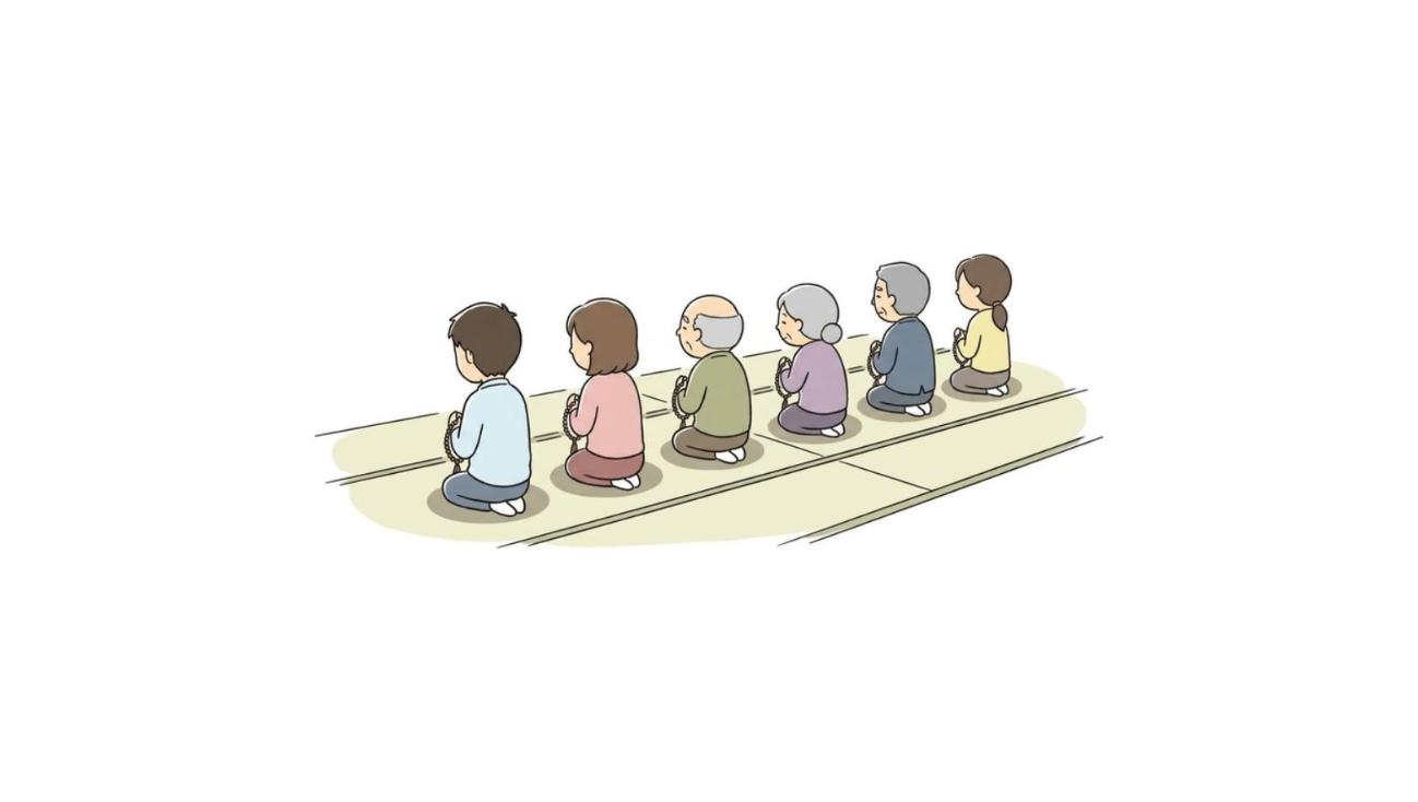 本堂でお念珠を手に法話を聞く人々